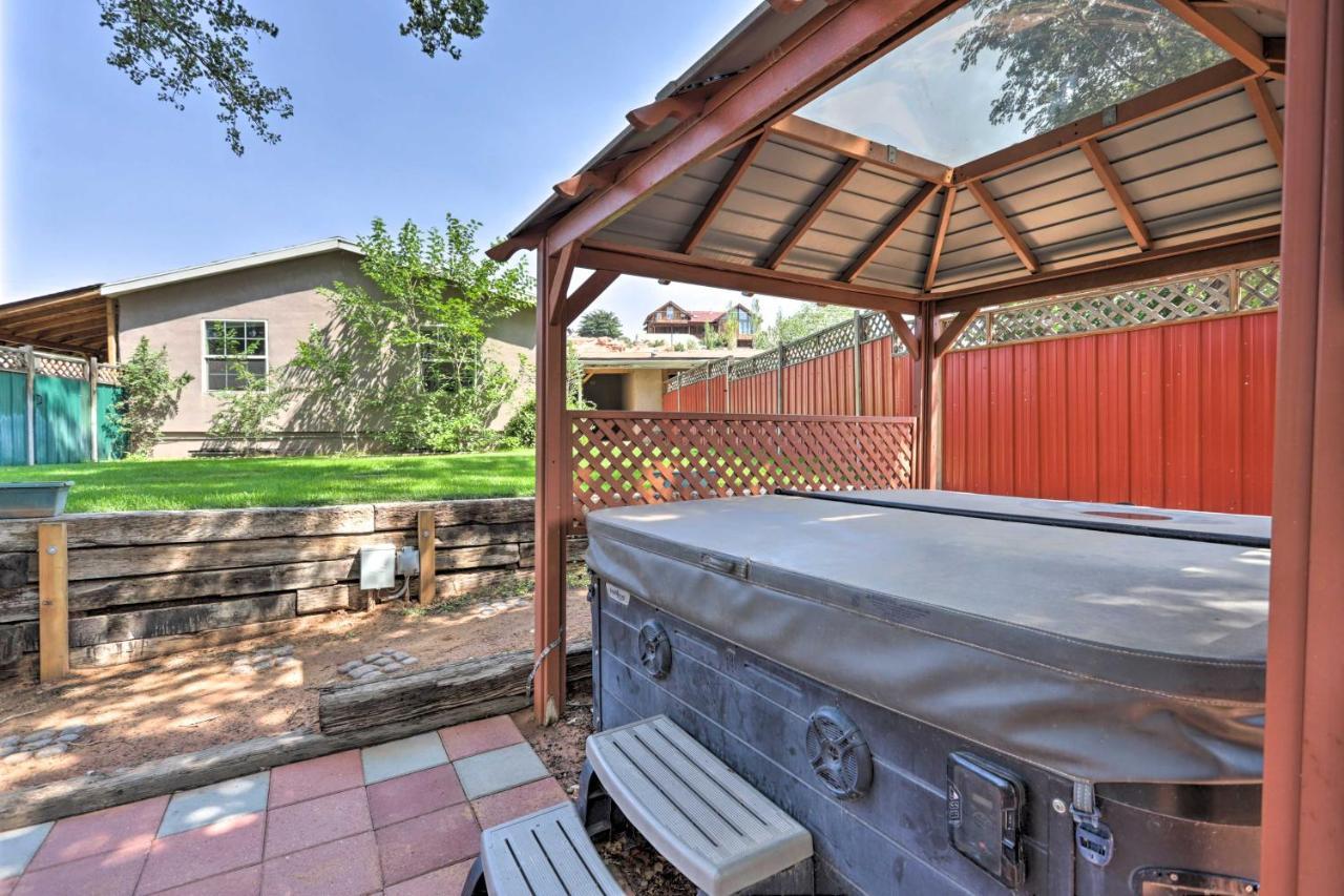 Rustic Retreat Moab Townhome With Grill And Fire Pit Exterior photo